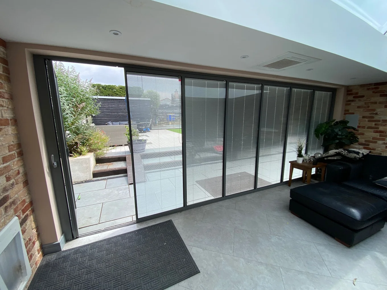 Bifold doors with integral blinds